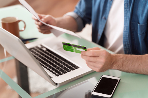Les moyens simples de faire un virement bancaire en ligne instantanement